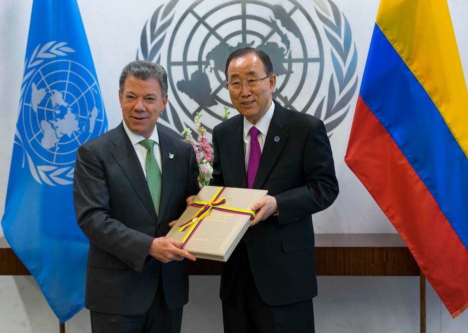 En esta imagen de archivo del 19 de septiembre del 2016, el presidente colombiano Juan Manuel Santos (a la izquierda) entrega el acuerdo de paz de su gobierno con las FARC al secretario general de Naciones Unidas Ban Ki-moon (Foto: AP/Archivo)