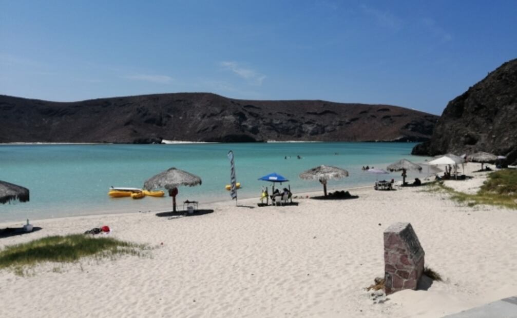 Tras reapertura, visitantes abarrotan y hasta hacen filas para ir a playas en La Paz