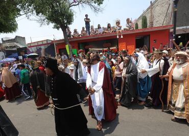 Congregados por la fe, miles de personas abarrotan las calles de Iztapalapa para acompañar a Jesús previo al Viacrucis