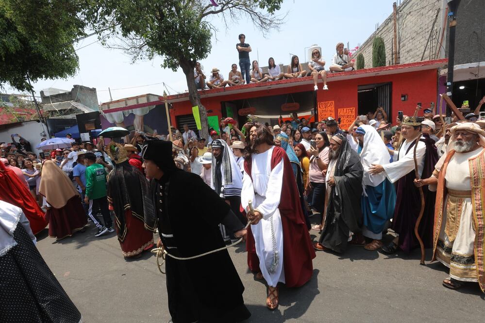 Miles de personas se congregan en las calles de Iztapalapa para presenciar los últimos momentos con vida del Hijo de Dios. (Fotos: Gabriel Pano/ EL UNIVERSAL)