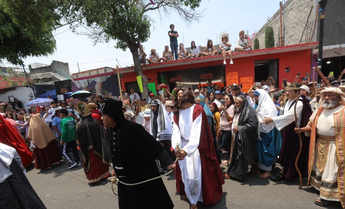 Miles de personas se congregan en las calles de Iztapalapa para presenciar los últimos momentos con vida del Hijo de Dios. (Fotos: Gabriel Pano/ EL UNIVERSAL)