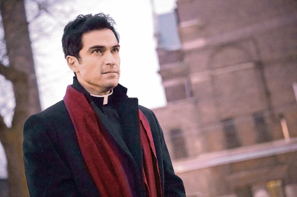 El actor da vida a un cura progresista que se muestra como el nuevo rostro de la Iglesia católica (CORTESÍA FOX)