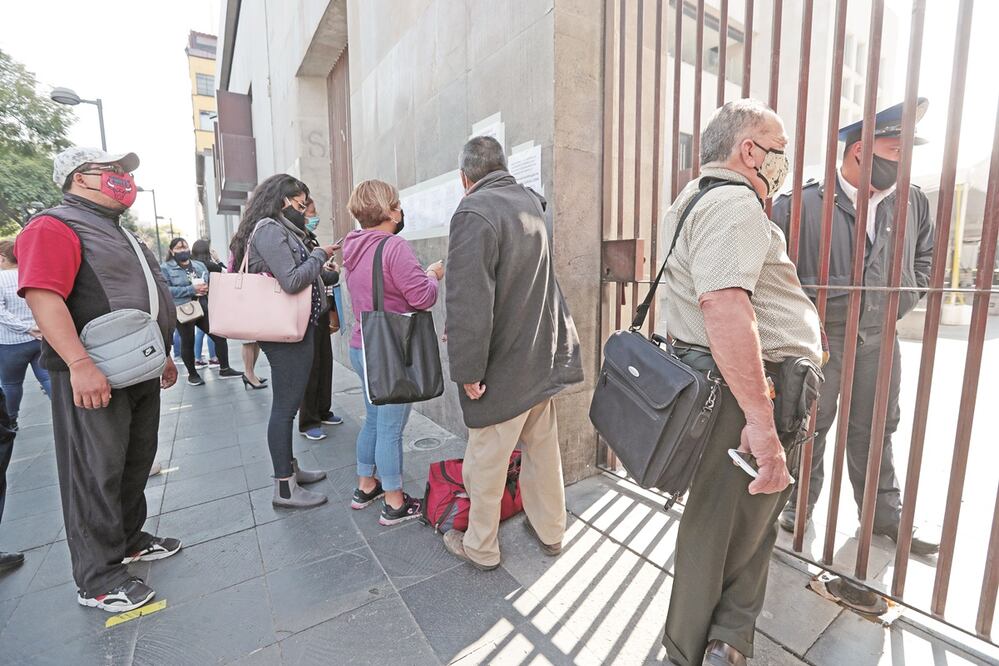 Las personas que llegaron a los juzgados de avenida Juárez se enteraron por carteles de la suspensión de actividades. Foto: GERMÁN ESPINOSA. EL UNIVERSAL