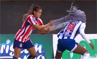Jugadora de Chivas Femenil es expulsada tras jalar del cabello a una rival