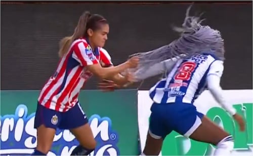 Jugadora de Chivas Femenil es expulsada tras jalar del cabello a una rival