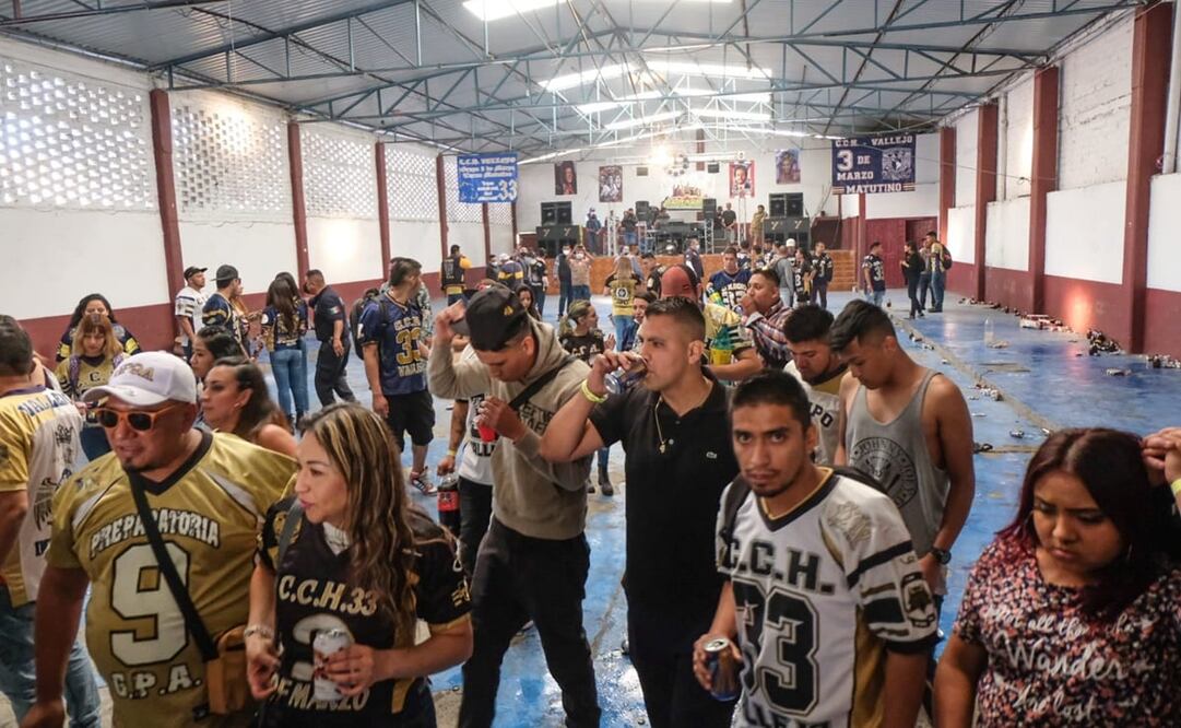 Luego de cancelado el evento, los asistentes exigieron a los organizadores la devolución del dinero que pagaron por la entrada al evento de aniversario de la organización porril. Foto: Especial