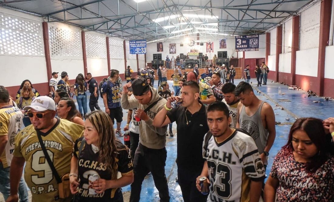 Luego de cancelado el evento, los asistentes exigieron a los organizadores la devolución del dinero que pagaron por la entrada al evento de aniversario de la organización porril. Foto: Especial