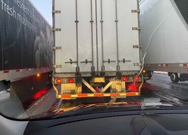 Senador de EU queda varado 27 horas en autopista por nevadas; sube fotos