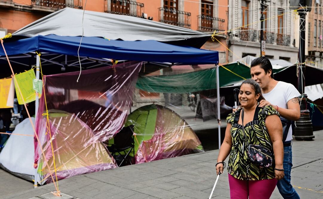 Para comerciantes con discapacidad visual es difícil pasar por el plantón; las casas de campaña y demás mobiliario cambian su rutina y han tenido accidentes. Foto: Hugo Salvador / EL UNIVERSAL
