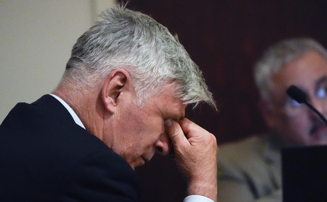 Alec Baldwin se limpia los ojos durante una audiencia previa al juicio en Santa Fe, Nuevo México, Estados Unidos. Baldwin enfrenta un solo cargo de homicidio involuntario por la muerte de una directora de fotografía en el set de la película "Rust". EFE/EPA/Ross D. Franklin / PISCINA