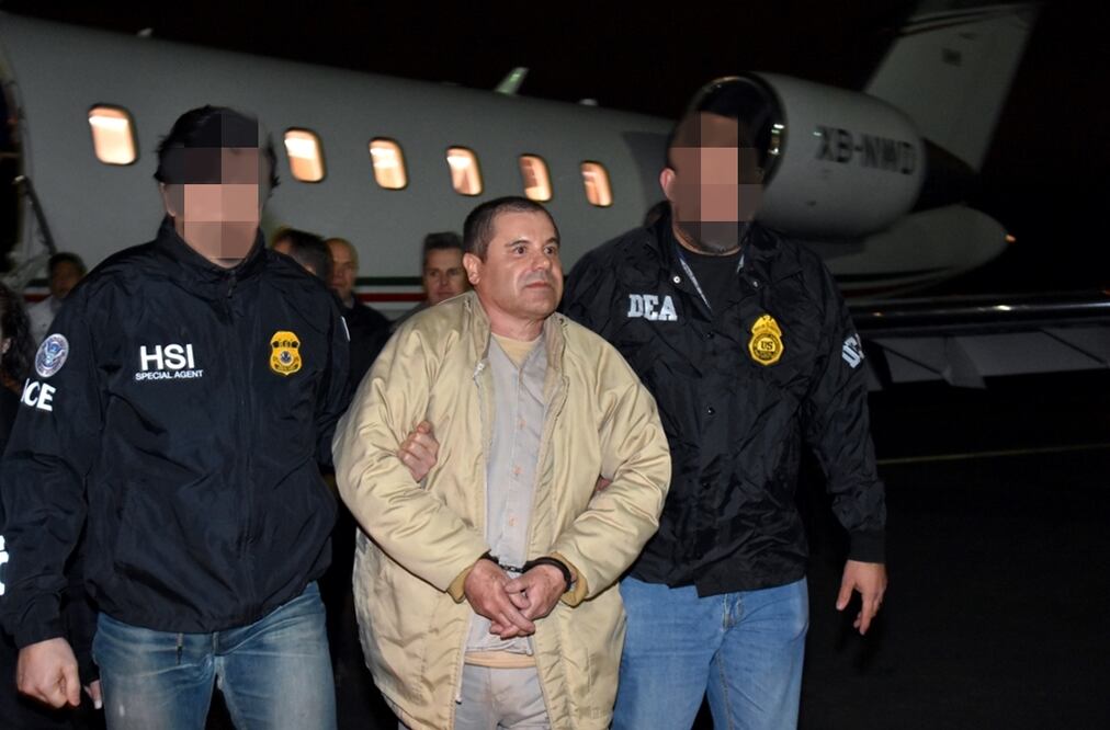 19 de enero 2017.
El líder del cártel de Sinaloa, Joaquín "El Chapo" Guzmán, es custodiado por elementos de la DEA para ser trasladado a un penal de máxima seguridad en Estados  Unidos. Foto AP