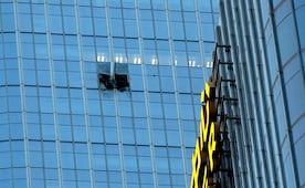 VIDEO: Avioneta se estrella contra el edificio más alto de Beijing; se desconocen causas del accidente