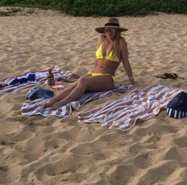 Britney Spears recibe el año en bikini