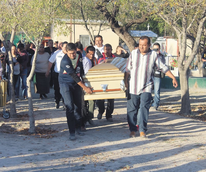 En el panteón de Villa Unión, familiares y amigos despidieron a Joaquín Cabrera, quien presuntamente fue asesinado por el Cártel del Noreste. FRANCISCO RODRÍGUEZ. EL UNIVERSAL