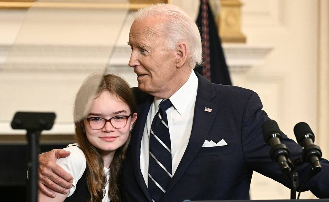 Joe Biden, abraza a Miriam Butorin, la hija de Aslu Kurmasheva, mientras habla sobre el intercambio de prisioneros con Rusia. Foto: AFP