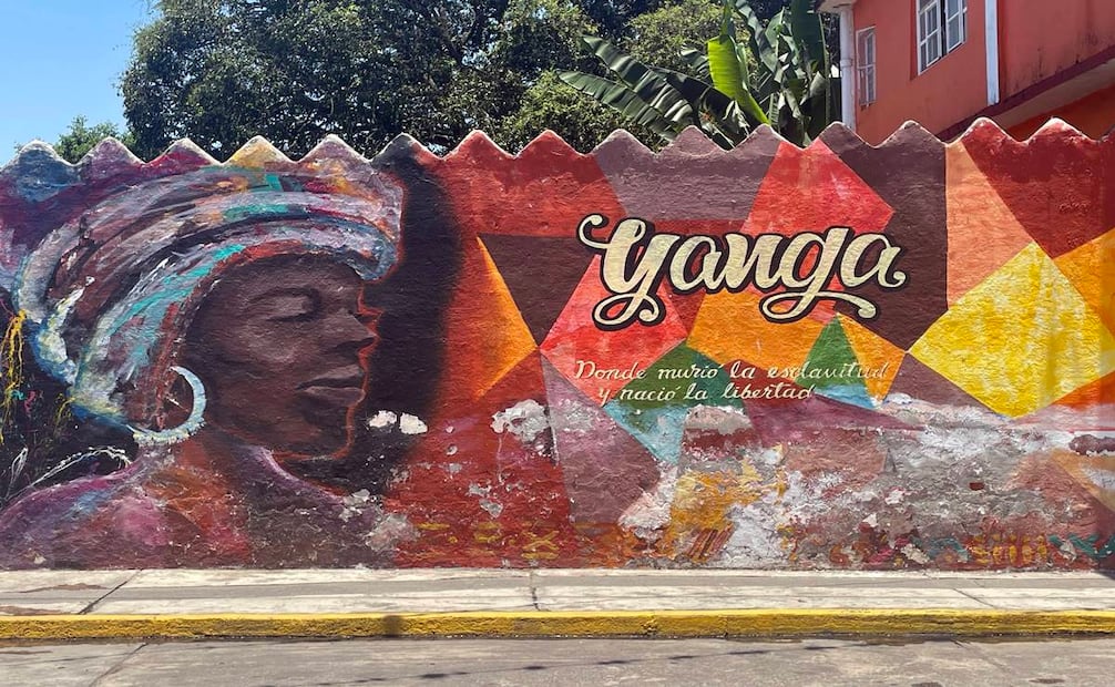 Un paseo por las calles de Yanga lleva a encontrarse con no pocas paredes en que el arte plasma el legado local. “El pueblo donde murió la esclavitud y nació la libertad” se lee junto al rostro de una sonriente mujer de piel negra. Foto: Arieh G. Apac.