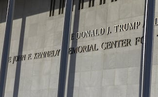 Cambio de nombre del Kennedy Center para incluir a Trump provoca que artistas cancelen sus presentaciones