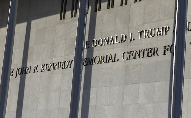 Cambio de nombre del Kennedy Center para incluir a Trump provoca que artistas cancelen sus presentaciones