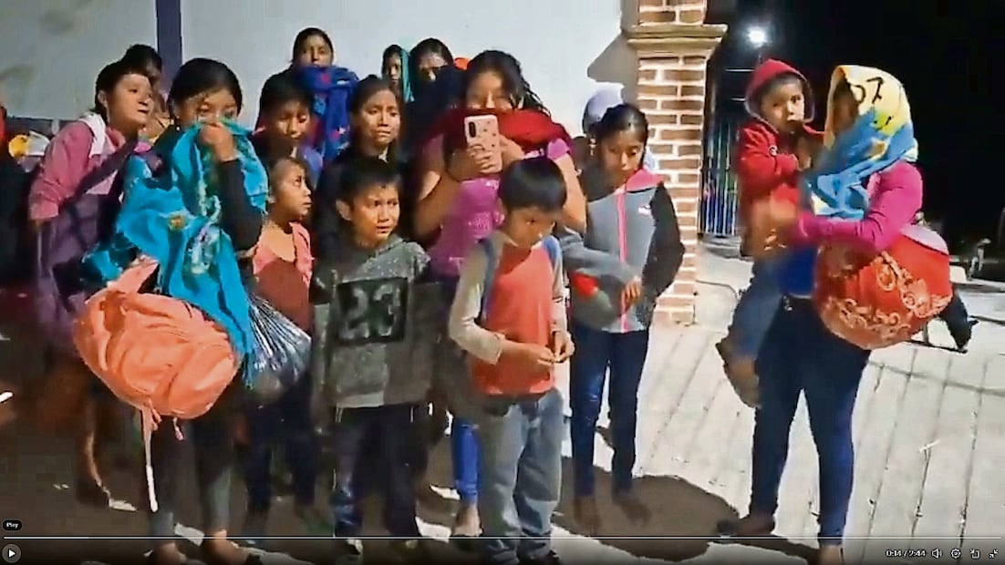 Unas mil personas se vieron obligadas a huir de las comunidades de Tula, Xicotlán y Acahuehuetlán. Foto: Tomada de video
