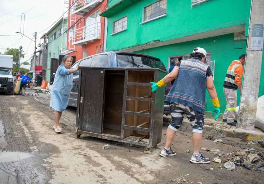 Vecinos señalaron que el nivel del agua alcanzó hasta un metro de altura dentro de algunas viviendas, lo que provocó pérdidas. Foto: Santiago Cadena / EL UNIVERSAL