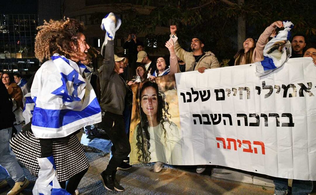 Imagen del 19 de enero de 2025 de personas festejando la liberación de las tres rehenes israelíes de la Franja de Gaza, bajo un acuerdo de alto el fuego en el Centro Médico Sheba, en Ramat Gan, Israel. Las tres rehenes liberadas bajo el acuerdo de alto el fuego que entró en vigor el domingo, han regresado a Israel y se han reunido con sus familias. Mientras tanto, los residentes de Gaza se encuentran inmersos en festejos para conmemorar el final de más de 15 meses de mortales ataques israelíes. Foto: Xinhua