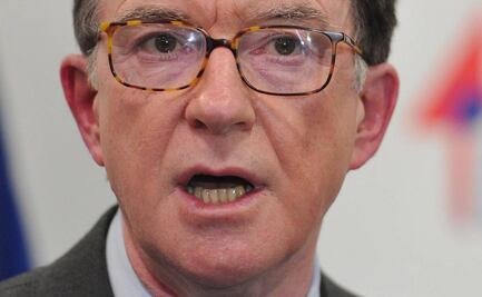 Primer ministro británico pide perdón por nombrar a Mandelson, ligado a Epstein, como embajador en EU; descarta dimitir