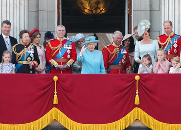 Reina Isabel II disfruta junto a su familia de desfile militar por su cumpleaños