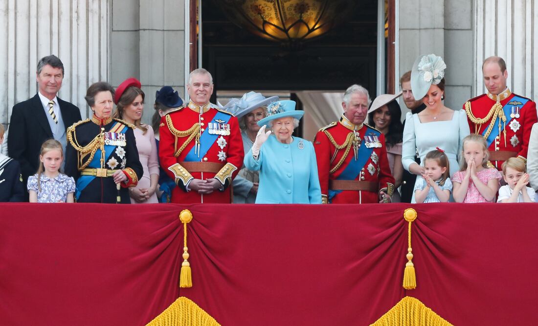 La reina Isabel II de Inglaterra presenció hoy un año más la ceremonia militar en honor a su cumpleaños arropada por su familia (Foto: AFP)