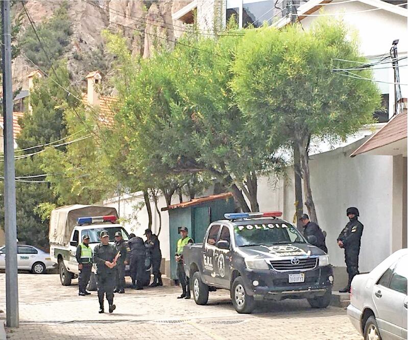 Bolivia denunció que encapuchados presumiblemente armados intentaron ingresar clandestinamente a la embajada de México en La Paz. Foto/ARCHIVO EL UNIVERSAL
