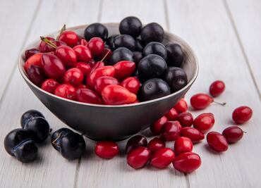 El poderoso fruto rojo que combate la pérdida de memoria