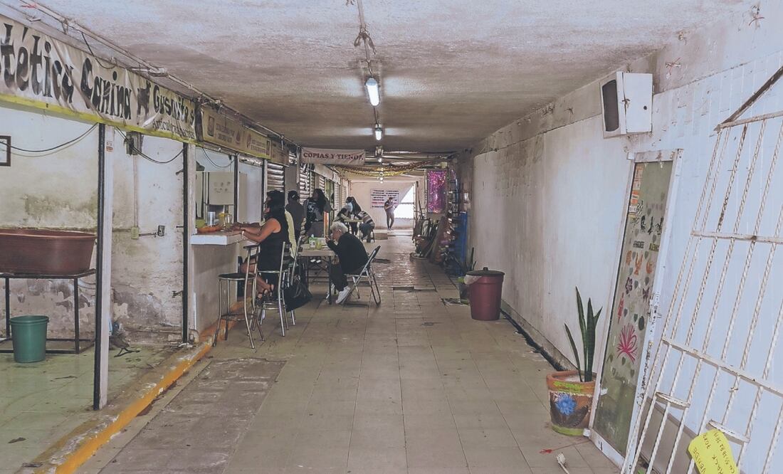 Se desalojarán las áreas de comercio en los pasos a desnivel de Calzada de Tlalpan para ser rehabilitadas. Foto: de OSMAR ALVARADO. EL UNIVERSAL