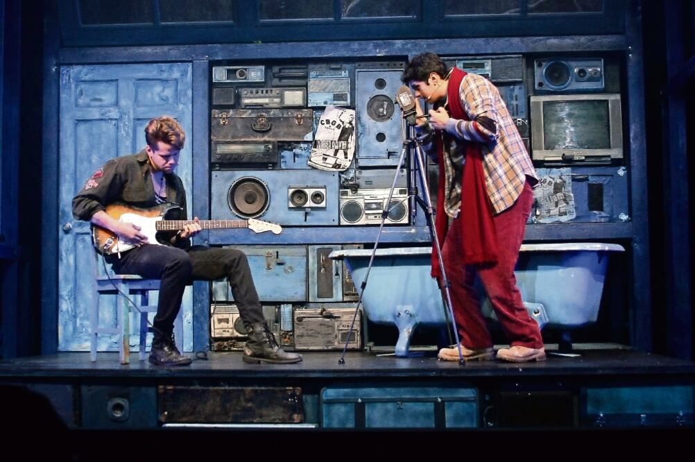 El montaje, que se ubica en los años 90, se presenta en el Teatro Milán. (FOTO: CLASOS)