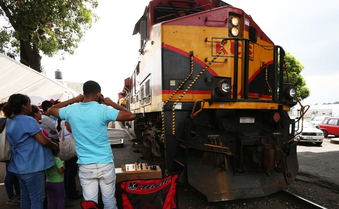 Teachers have been blocking the railroad for two weeks - Photo: Armando Solís/EL UNIVERSAL