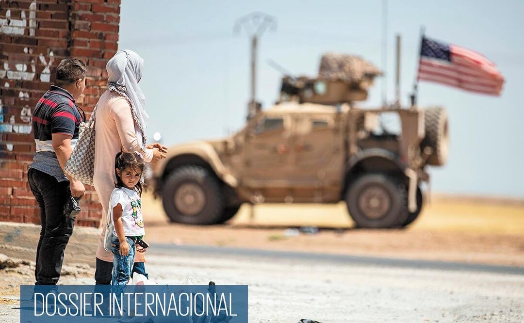 Una familia, en la provincia de Hasaka, Siria. Antes de la megacrisis del Covid-19, el país concentraba buena parte de la atención internacional tras una cruenta guerra civil que puso contra las cuerdas a los combatientes yihadistas. Foto: AFP