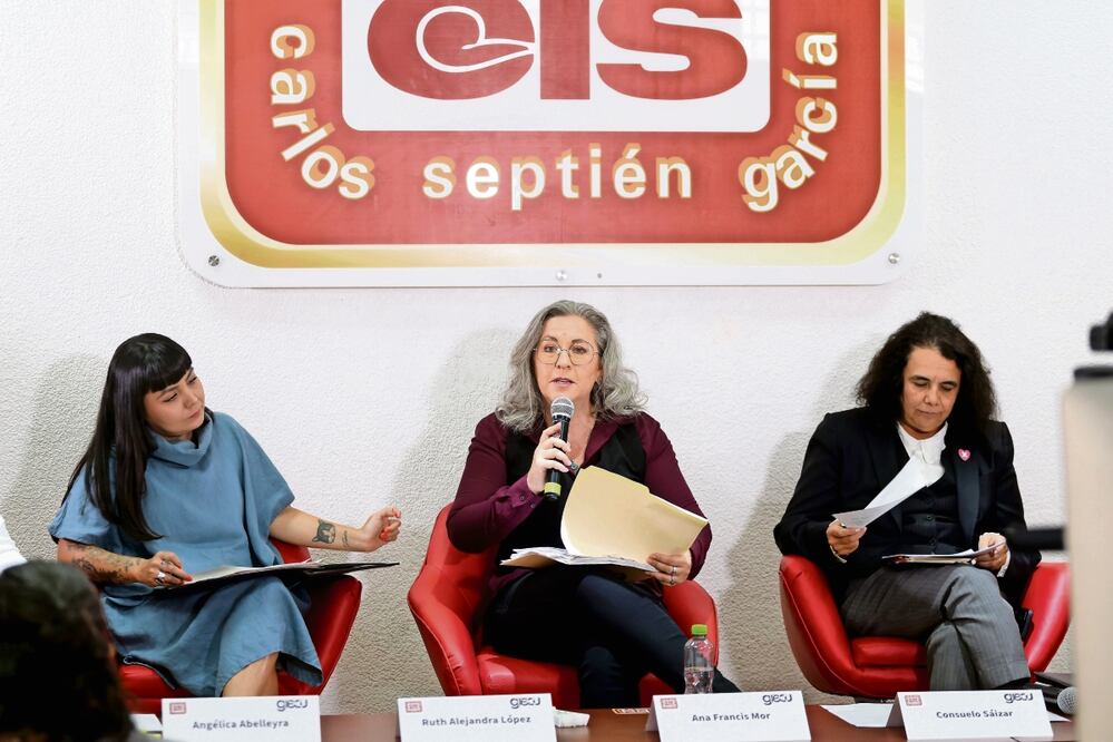 Ruth Alejandra López, Ana Francis Mor y Consuelo Sáizar en el encuentro realizado ayer en la Escuela de Periodismo Carlos Septién. Foto: de Juan Boites. El Universal