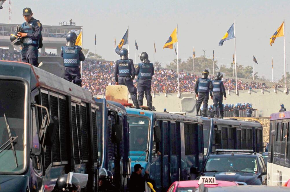 Vigilancia extrema dentro y fuera del estadio Olímpico de Cuidad Universitaria para evitar actos violentos (FERNANDO RAMÍREZ. EL UNIVERSAL)