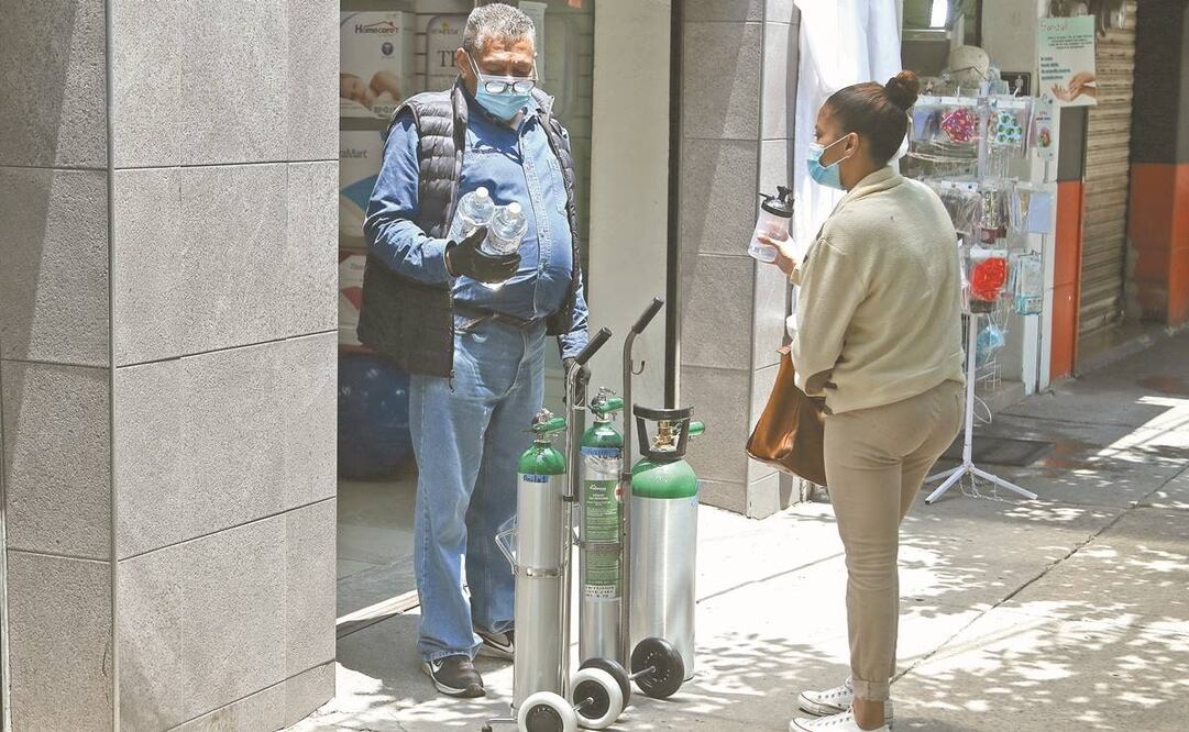 En el número 33 de la calle Frontera la gente puede rellenar sus tanques las 24 horas del día. Fotos: Carlos Mejía/ EL UNIVERSAL.