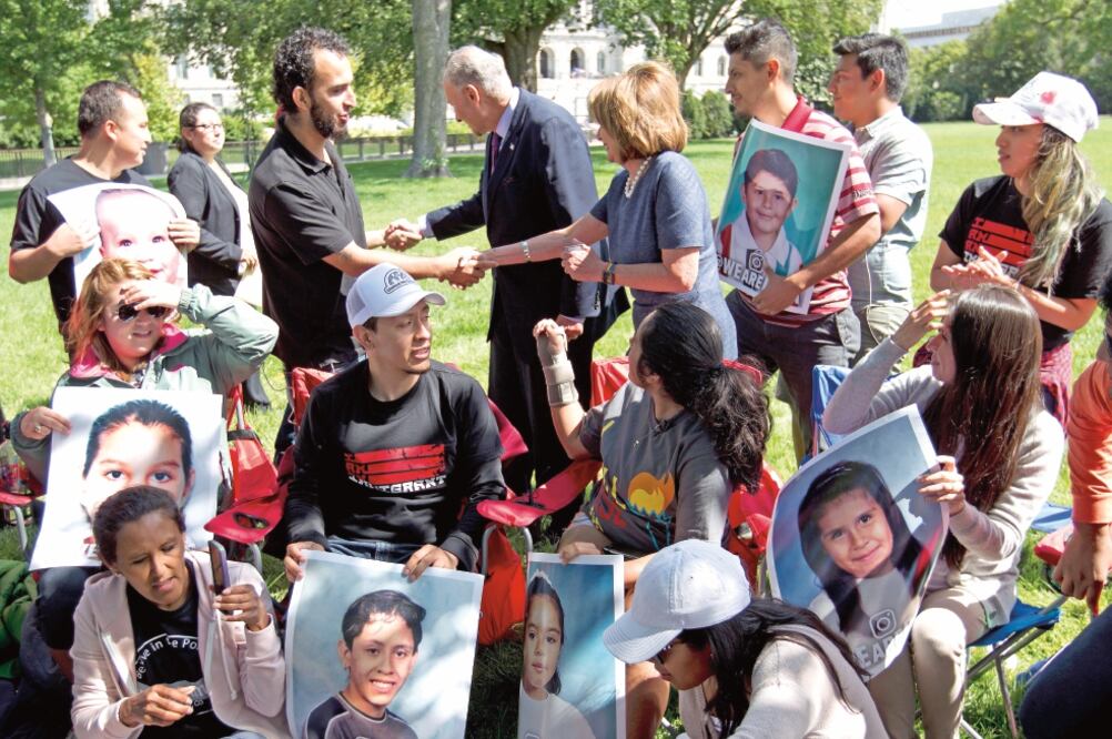 Los legisladores demócratas Chuck Schumer y Nancy Pelosi (atrás) se acercaron ayer a saludar a la treintena de jóvenes en huelga de hambre, en Washington. (LUIS MAGAÑA. AP)