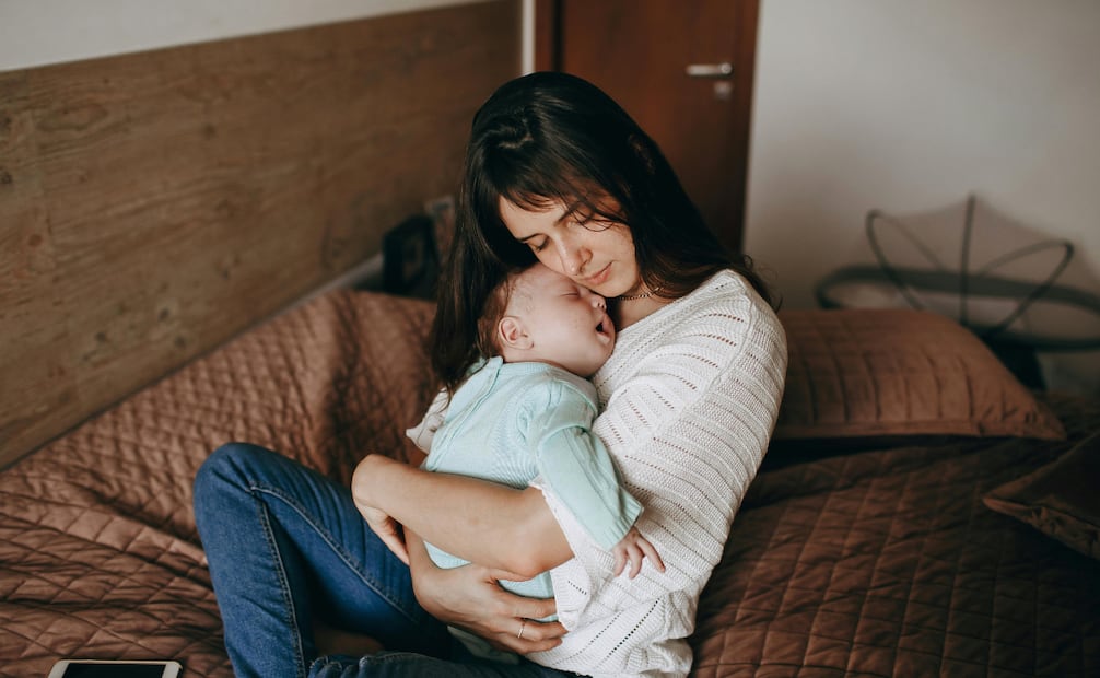 Las jóvenes han comenzado a priorizar el crecer profesionalmente frente a ejercer la maternidad en sus planes de vida. Foto: Canva