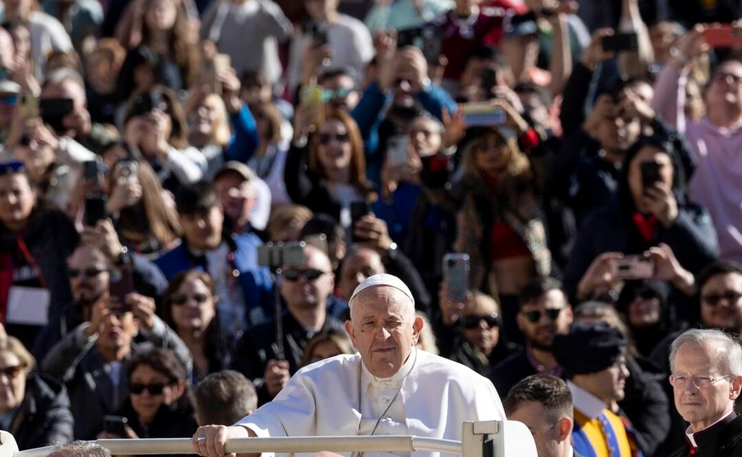 El Papa Francisco a su llegada para presidir la Audiencia General Semanal en la Plaza de San Pedro del Vaticano. Foto: EFE 
