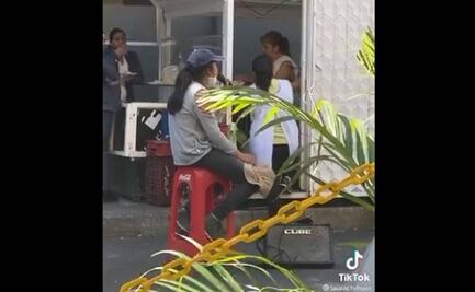 Viralizan a joven que canta la Llorona en puesto de tacos en CDMX