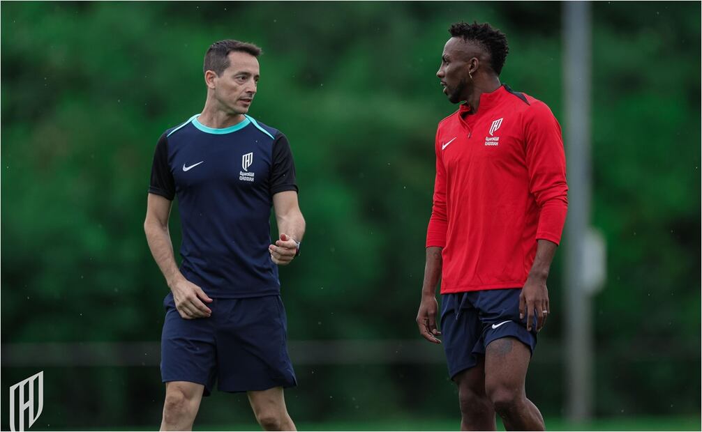 FOTO: @Alqadsiah - Julián Quiñones durante su primer entrenamiento en Arabia Saudita