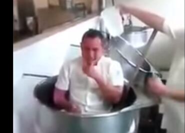 Supuesto empleado se "baña" en ollas de cocina del IMSS