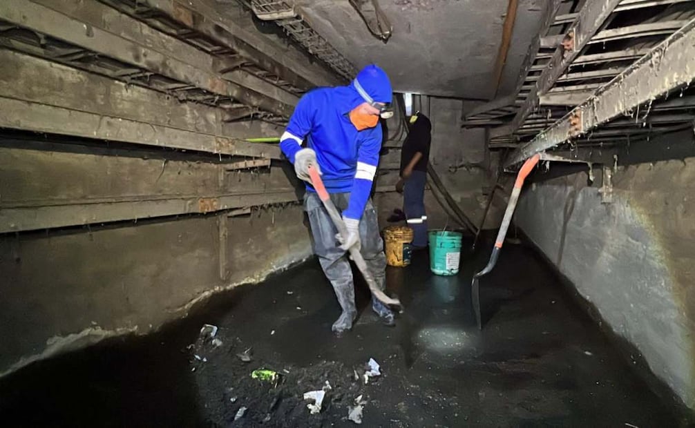 Metro desazolva cárcamo de la Línea B en Bosque de Aragón; busca proteger cableado y evitar fallas eléctricas.
Foto: Especial.