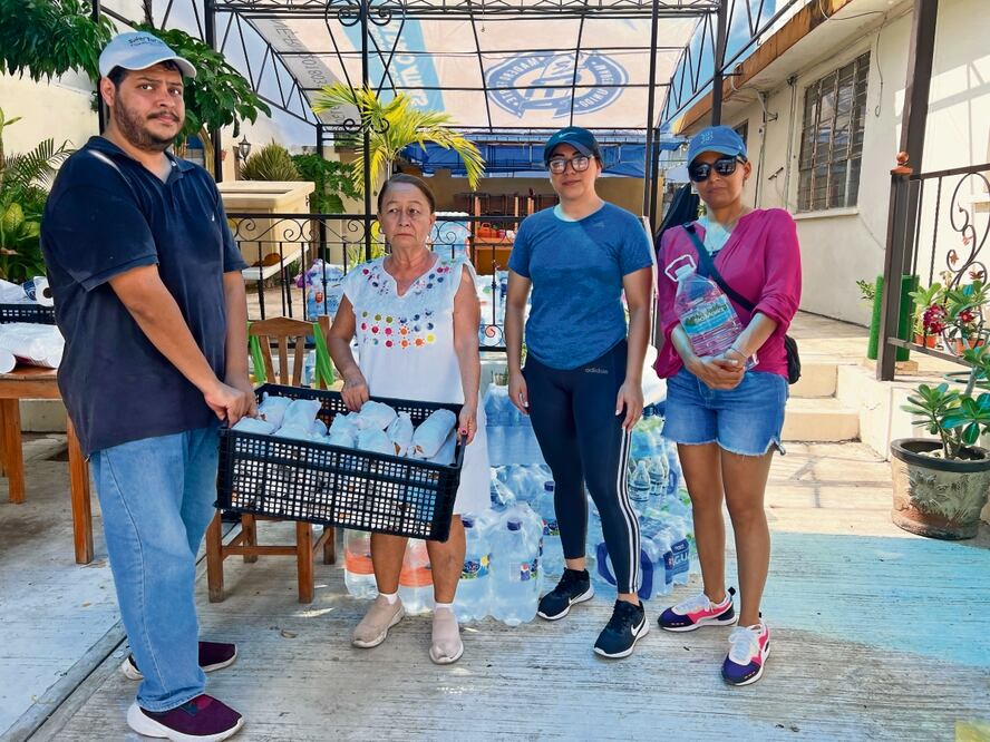 Vecinos y personas que acudieron al lugar se organizaron para hacer tortas y repartirlas entre quienes laboraban en las acciones de rescate y remoción de escombros, y recibieron apoyos que llegaban de la propia ciudadanía. Foto: Roberto Aguilar / El Universal