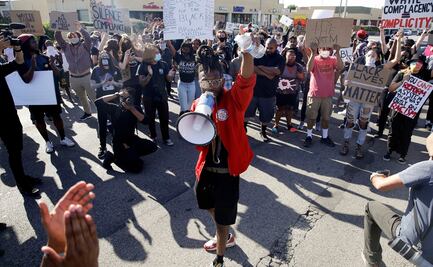 Miles salen a las calles en EU para protestar y conmemorar el "Juneteenth"