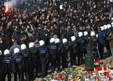 Hooligans chocan con policías en Bruselas