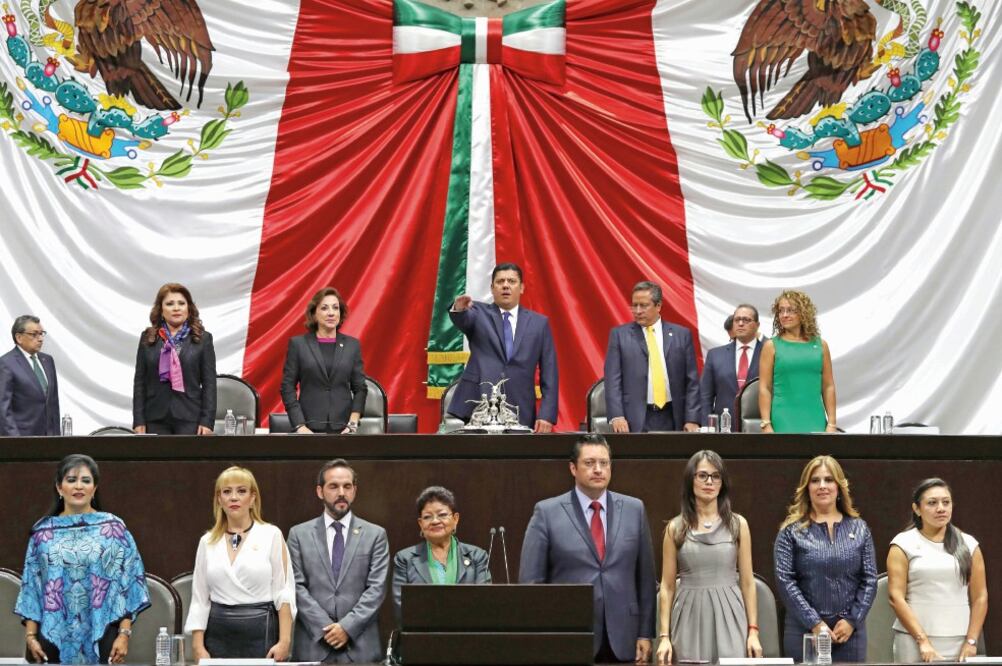 El pleno de la Cámara Baja avaló como presidente al panista Javier Bolaños y como vicepresidentes a Guadalupe Murguía (PAN), Gloria Himelda Félix (PRI), Jerónimo Ojeda (PRD), Sharon Cuenca (PVEM ) y Raúl Domínguez (PRI) (VALENTE ROSAS. EL UNIVERSAL)