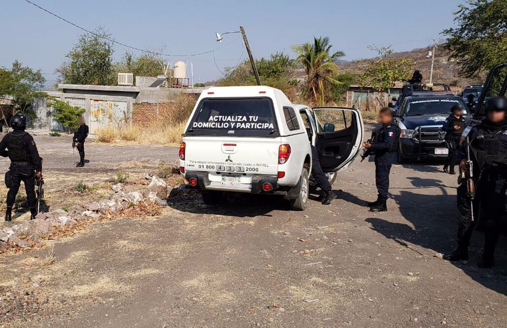 Elementos de la Policía Michoacán recuperaron una de las camionetas y detuvieron a cuatro presuntos implicados (Foto: Especial)