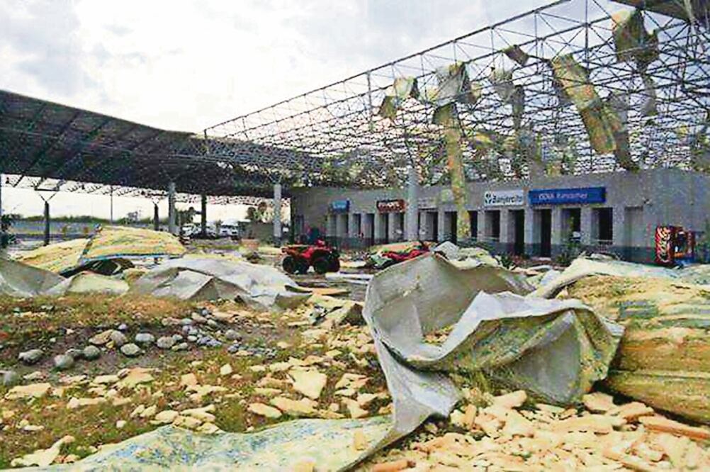 El viento volcó camiones, dañó antenas de comunicación y posterío de energía eléctrica, informó Raúl Trad, titular del Fideicomiso del Puente Internacional 3 (ESPECIAL)